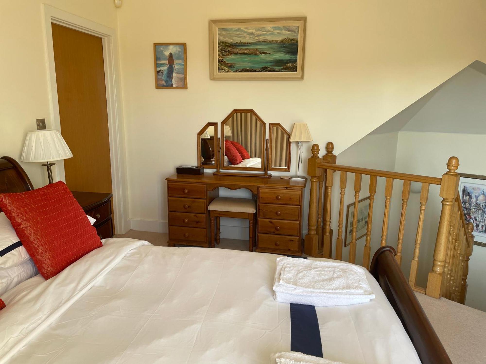 Top Floor En-Suite Double Bedrooms With Great View Of Windsor Castle & Free Parking Exterior photo