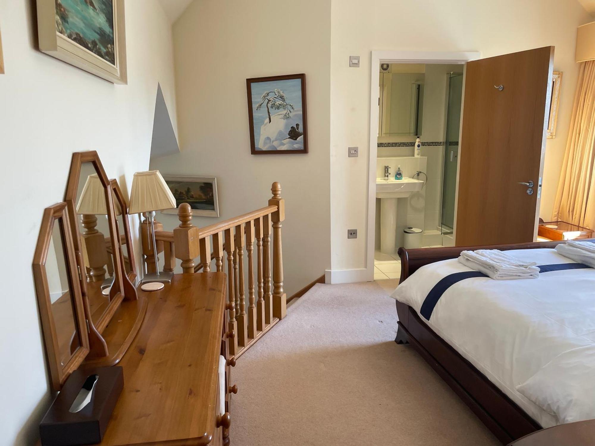 Top Floor En-Suite Double Bedrooms With Great View Of Windsor Castle & Free Parking Exterior photo