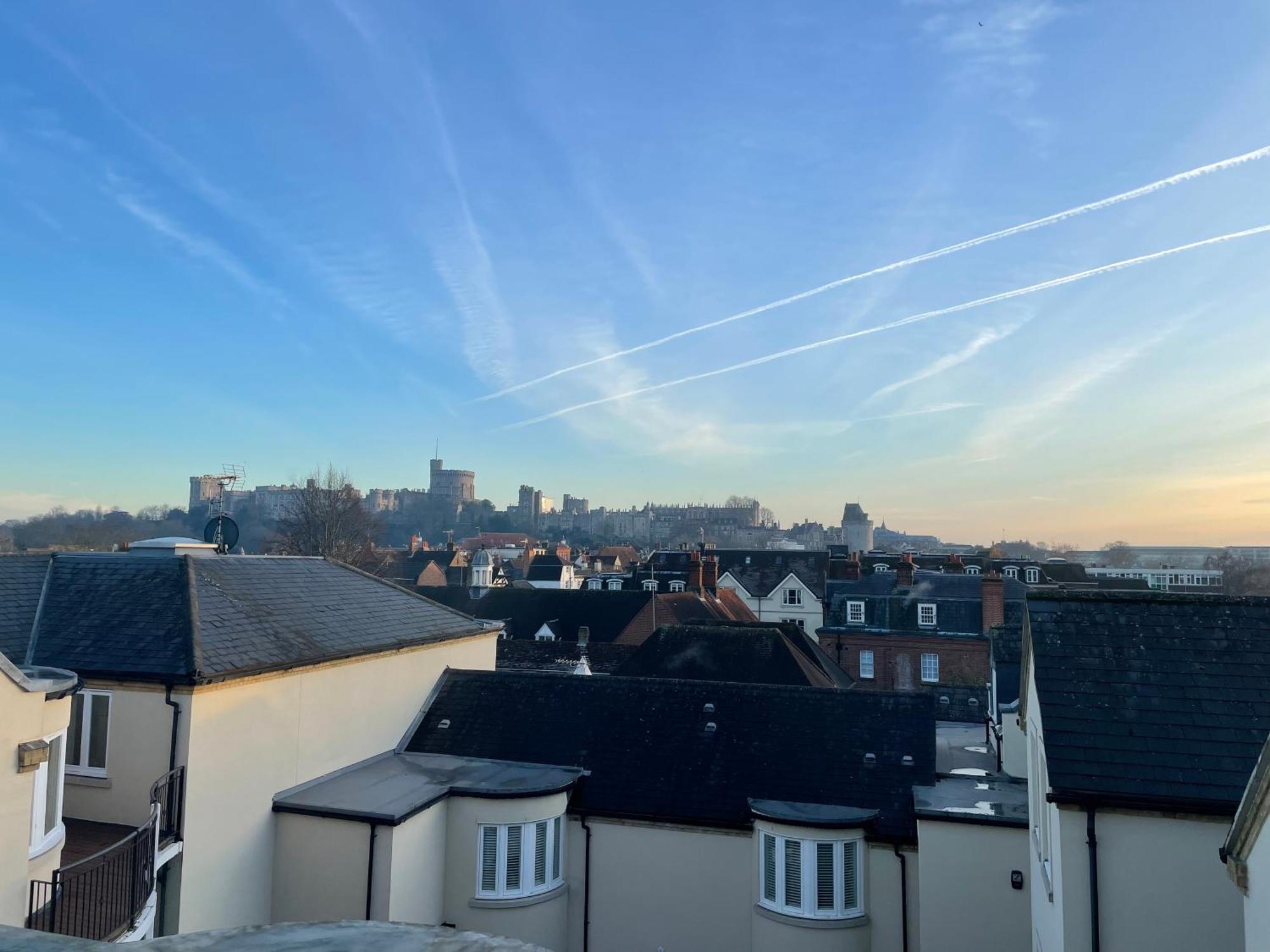 Top Floor En-Suite Double Bedrooms With Great View Of Windsor Castle & Free Parking Exterior photo