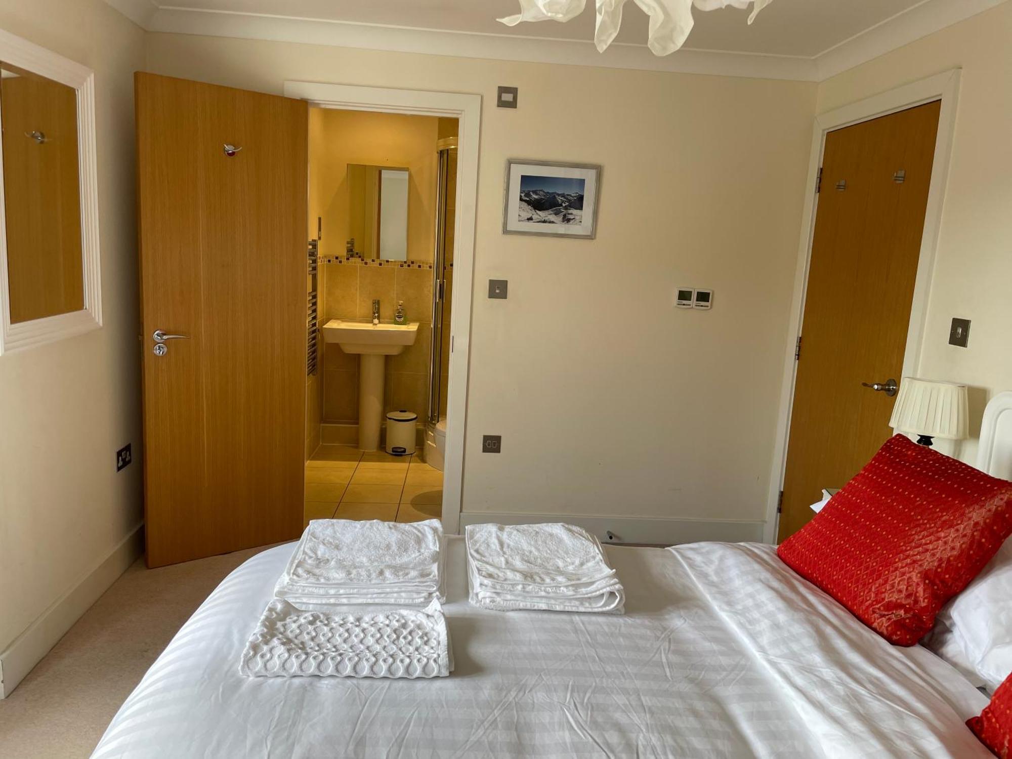Top Floor En-Suite Double Bedrooms With Great View Of Windsor Castle & Free Parking Exterior photo