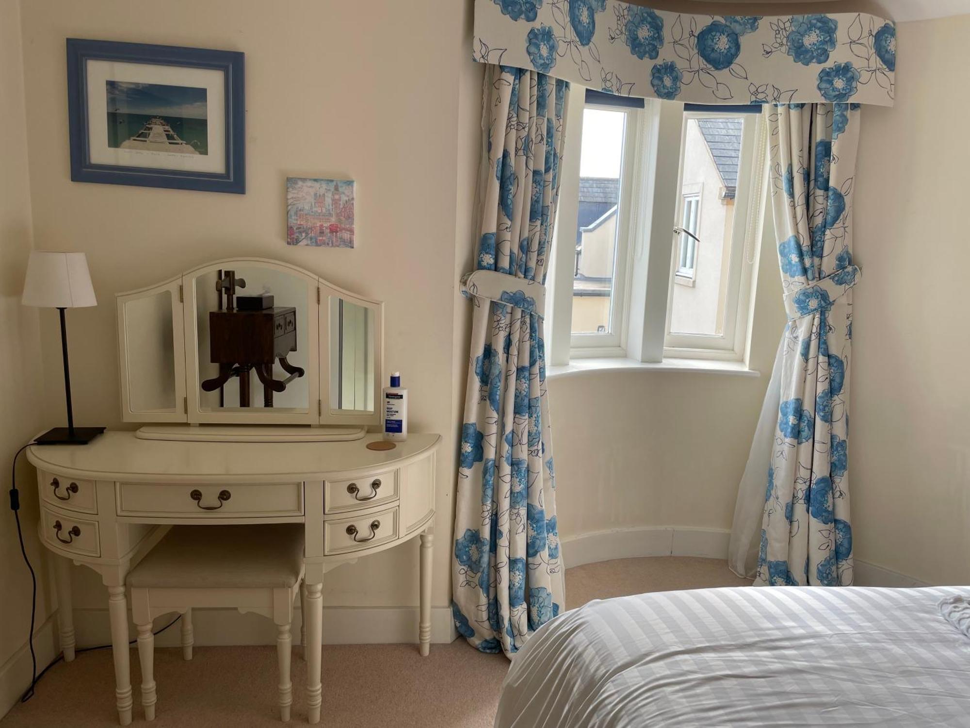 Top Floor En-Suite Double Bedrooms With Great View Of Windsor Castle & Free Parking Exterior photo